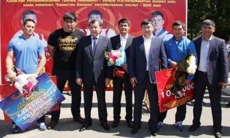 В Таразе торжественно встретили звезд «Қазақстан барысы»