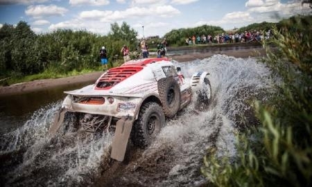 Автомобиль француза на ралли «Шелковый путь» перевернулся шесть раз на трассе близ Балхаша