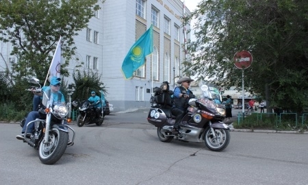 Байкер Петрухин в поддержку олимпийцев привез в Караганду эстафетный флаг
