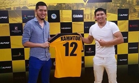 Хамитову подарили футболку «Кайрата»