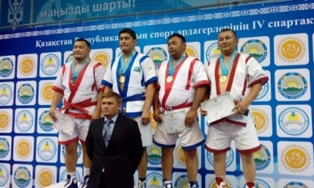 Мангистаусцы завоевали три медали на чемпионате РК по казакша курес среди ветеранов