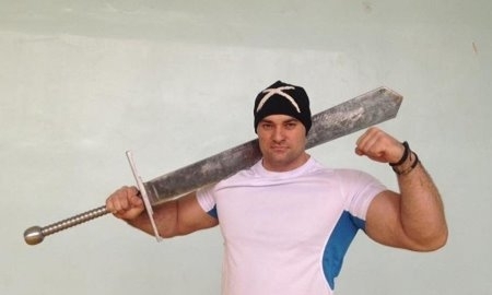 Силач из Астаны установил рекорд Казахстана по завязыванию гвоздей в узел