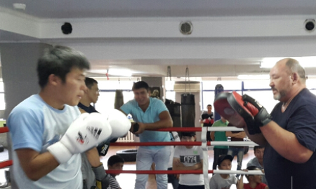 Казахстанские боксеры-профессионалы поделились опытом с юными спортсменами в Алматы