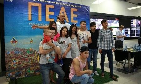 Соарес посетил предпоказ фильма «Пеле» 