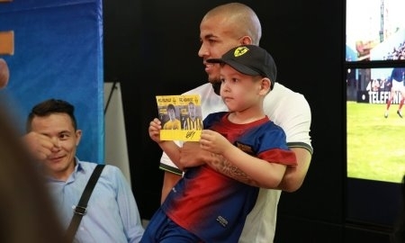 Видео с посещения Соаресом премьеры фильма «Пеле»