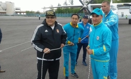 Сапиев прокатил самолет по взлетной полосе