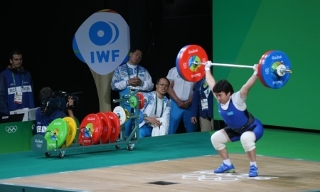 Тяжелоатлетка Жаппаркуль идет второй после рывка на Олимпиаде-2016
