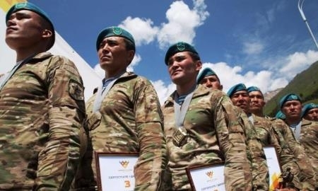 Казахстанские военнослужащие покорили вершину горы Эльбрус