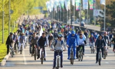 В Алматы День строителя отметили велопробегом