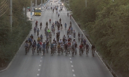 В Атырау прошел велопробег в честь дня рождения Рахимова