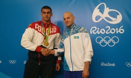 Левит cразу после награждения спрятал свою медаль в карман 