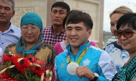 В Таразе тепло встретили призера Олимпиады-2016 Сметова
