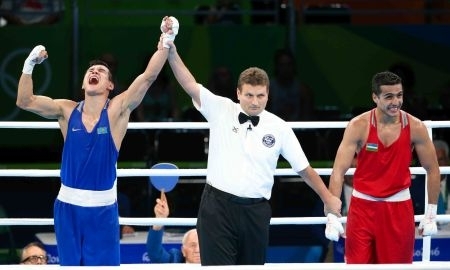 Казахстанский боксёр в третий раз подряд выиграл олимпийское золото в весе до 69 килограммов 