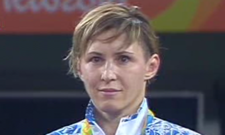 Видео церемонии награждения серебряной призерки Олимпиады-2016 Манюровой