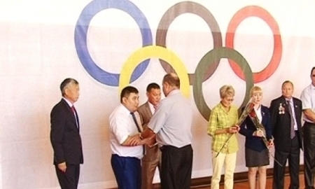 За вклад в развитие спорта темиртаусцы награждены золотыми знаками акима города