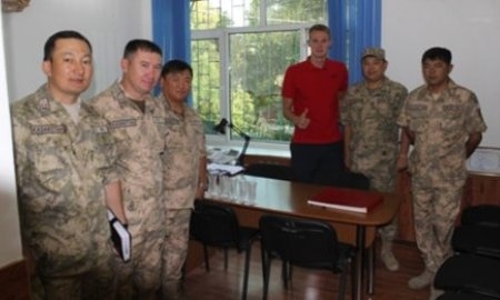 Казахстанские пограничники встретились c олимпийским чемпионом по плаванию Баландиным