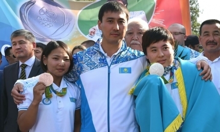 Галбадрах и Жаппаркуль встретили в шымкентском аэропорту