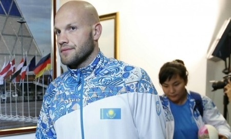 Мама Левита поклонилась болельщикам и зачитала стихи Сулейменова