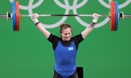 Бронзовой призерке Олимпиады Горичевой подарили торт-штангу