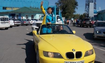 На желтом кабриолете прокатили по Караганде призера Олимпиады Сыздыкову