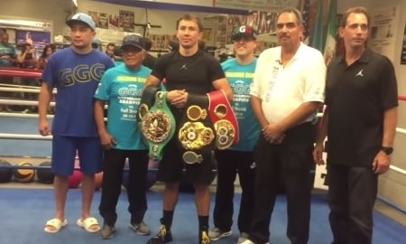 Головкин показал свои чемпионские пояса