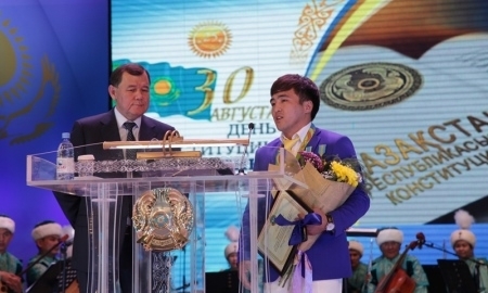 Аким Жамбылской области вручил ключи от авто Сметову