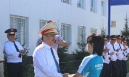 Полицейские ЗКО вручили бронзовому призеру Олимпиады-2016 Ларионовой полтора миллиона тенге