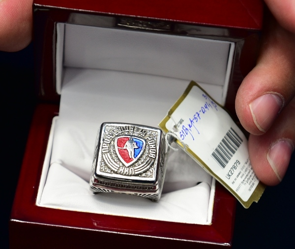 Назарову вручили именной перстень за 400 матчей в КХЛ