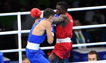 Фото боксерского поединка Олимпиады-2016 Жакыпов — Хамуньела