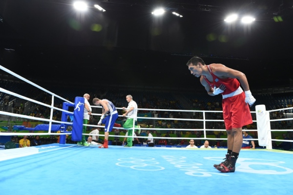 Фото боксерского поединка Олимпиады-2016 Алимханулы — Аббади
