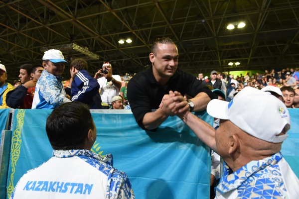 Ильин и Сапиев наблюдают за выступлением Уланова