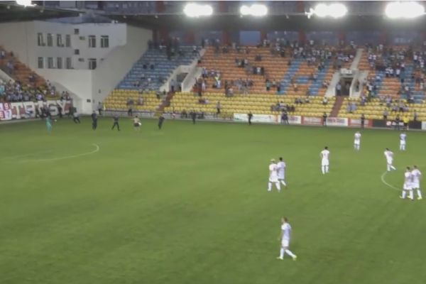 Болельщики «Актобе» снова выбежали на поле в матче Премьер-Лиги