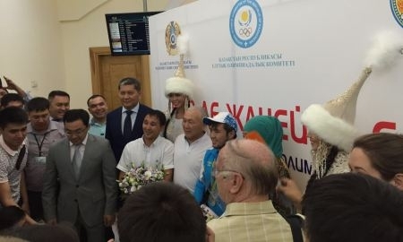 Фоторепортаж со встречи в Алматы призеров Олимпиады-2016 Сметова и Галбадрах