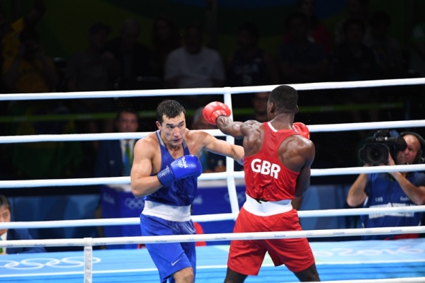 Фото боксерского поединка Олимпиады-2016 Ниязымбетов — Буатси