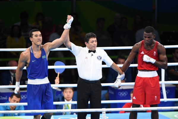 Фото боксерского поединка Олимпиады-2016 Ниязымбетов — Буатси