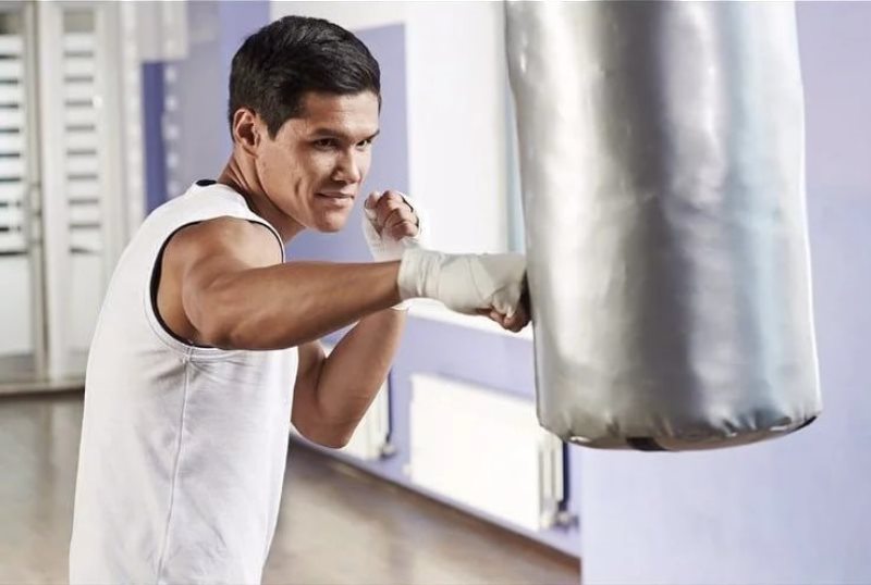 Как живет олимпийский чемпион по боксу Елеусинов