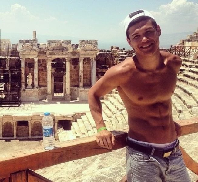 Как живет олимпийский чемпион по боксу Елеусинов