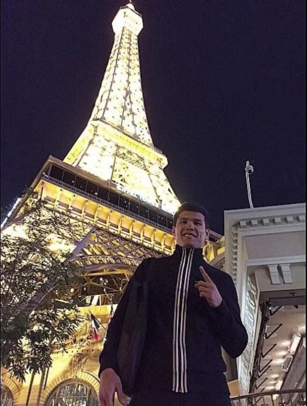 Как живет олимпийский чемпион по боксу Елеусинов