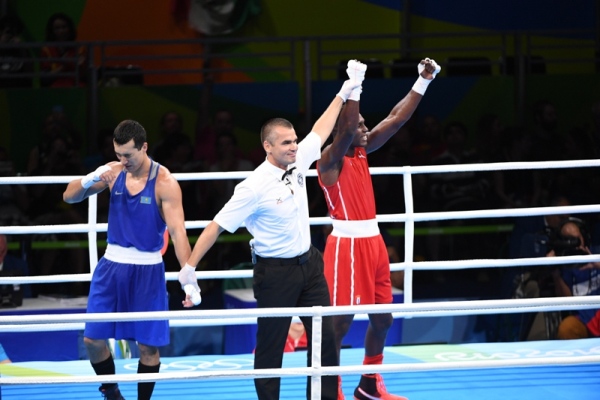 Фото боксерского поединка финала Олимпиады-2016 Ниязымбетов — Ла Крус