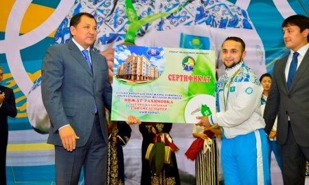 Аким Атырауской области подарил Рахимову квартиру в Астане