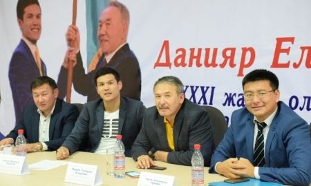 В Уральске Елеусинов ответил на вопросы юных боксеров