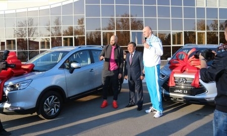 Дычко и Левиту подарили автомобили в Костанае