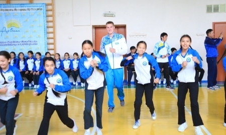 Баландин провел открытый урок по физкультуре для алматинских школьников