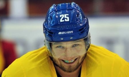 Рыспаев носит капу в национальном стиле