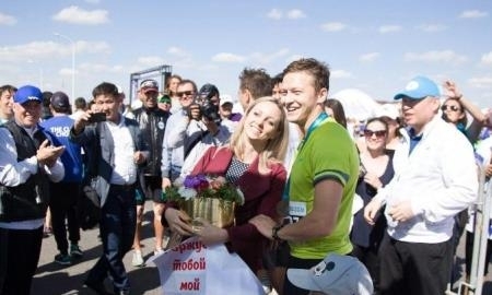 Марафонец сделал предложение девушке в Астане