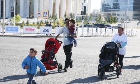 Иностранцы с детьми в колясках пробежали в «Астана Марафоне»