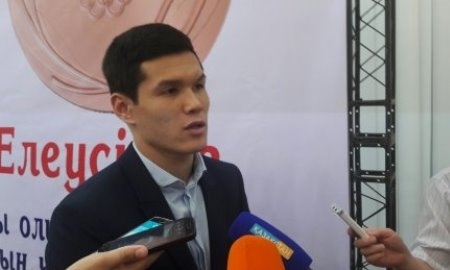 Боксерские перчатки с автографом Елеусинова разыграли после велопробега в Уральске