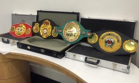 Головкин сфотографировал свои пояса перед боем с Бруком