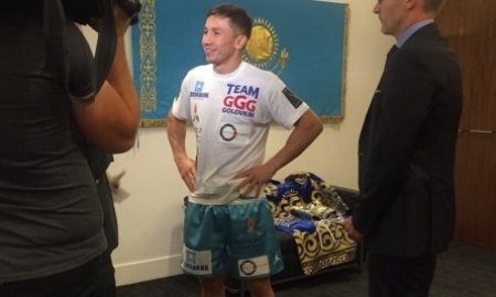 Головкин показал перчатки на бой с Бруком