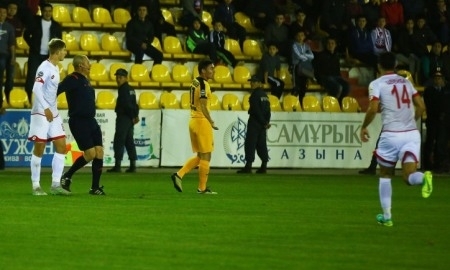 <strong>Буйный защитник «Актобе» Сорокин пнул соперника и снова избежал удаления</strong>